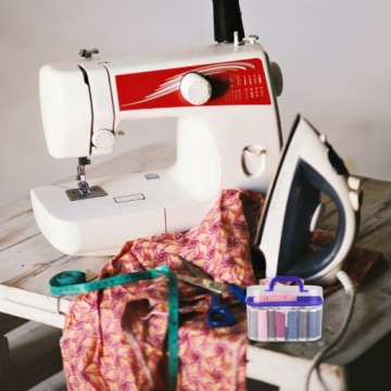 НАБОР ШВЕЙНЫХ ИГЛ С НИТЬЮ TAILOR В КОРОБКЕ