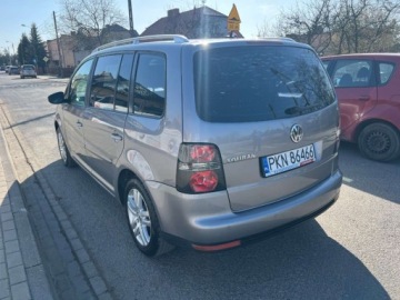 Volkswagen Touran I 1.9 TDI 105KM 2010 Volkswagen Touran 1.9 TDI Klimatyzacja Parktronic tyl El.szyby El.lusterka, zdjęcie 1