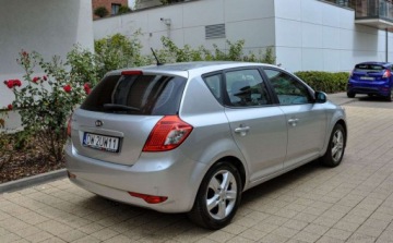 Kia Ceed I Hatchback 5d Facelifting 1.6 DOHC CVVT 126KM 2010 Kia Ceed 1.6 Automat Lift 2010 r. 1.6 Benzyna 126KM, zdjęcie 3