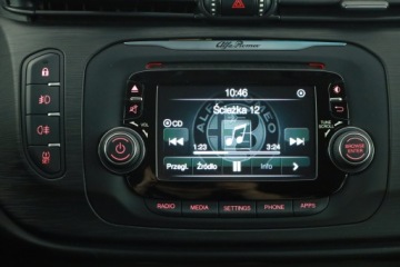 Alfa Romeo Giulietta Nuova II Hatchback 5d Facelifting 2016 1.6 JTDM-2 120KM 2017 Alfa Romeo Giulietta 1.6 JTDM, Salon Polska, zdjęcie 9