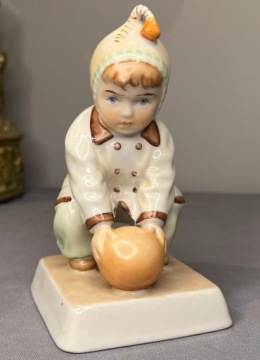 Фигурка ребенка, играющего с мячом, Zsolnay, Андреас Синко, ар-деко, Венгрия