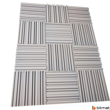 Jasnoszare panele akustyczne BITMAT nieregularny kształt redukcja echo 3m2