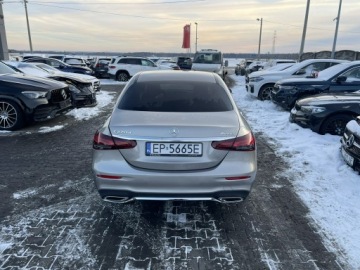 Mercedes Klasa E W213 Limuzyna Facelifting 2.0 220d 200KM 2023 Mercedes E 220 AMG Diesel mHEV 4Matic Kamera
