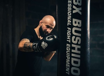 СПАРИНГОВЫЕ БОКСЕРСКИЕ ПЕРЧАТКИ + ДЛЯ СУМКИ И ИНСТРУМЕНТОВ DBX BUSHIDO 16 унций