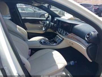 Mercedes Klasa E W213 2018 Mercedes-Benz Klasa E 2018 MERCEDES-BENZ E 300 4MATIC 2.0 Benzyna 241KM, zdjęcie 13