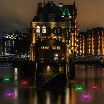 СОЛНЕЧНАЯ ЛАМПА, ПЛАВАЮЩАЯ В СВЕТОДИОДНЫЙ ПРУДУ