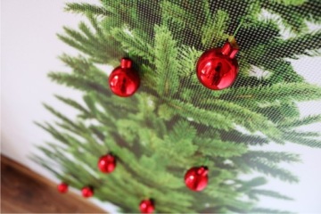 РОЖДЕСТВЕНСКИЕ праздники, украшение елки на балконе.