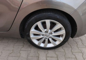 Kia Carens IV Minivan 1.7 VGT CRDI 115KM 2016 Kia Carens Kia Carens 1.7 CRDi M 7os EU6 1.7 Diesel 115KM, zdjęcie 23