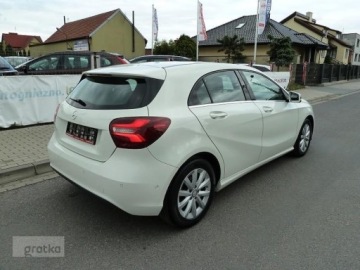 Mercedes Klasa A W176 Hatchback 5d Facelifting 160 102KM 2017 Mercedes-Benz Klasa A Mercedes-Benz Klasa A W176 160 BIALA PERLAXENONYLedy, zdjęcie 2