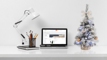 Искусственная маленькая декоративная елка, ель заснеженная, 60 см, со светодиодной подсветкой бежевого цвета.