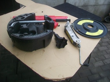 UCHWYT PODNOŚNIK LEWAREK KLUCZ TRÓJKĄT ETUI AUDI A3 8L