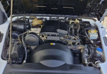 Land Rover Defender III 90 Station Wagon 2.2 TD4 122KM 2012 Land Rover Defender 4X4, HAK, klima, 7 osobowy 2.2 Diesel 122KM, zdjęcie 21