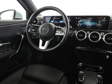Mercedes Klasa A W177/V177 Hatchback 2.0 250 224KM 2018 Mercedes A 250 225KM Automat Navi Czujniki, zdjęcie 15