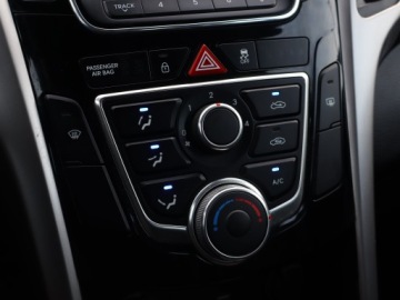 Hyundai i30 II Wagon Facelifting 1.6 CRDi 110KM 2016 Hyundai i30 1.6 CRDi, Automat, Klima, zdjęcie 15