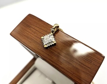 ЗОЛОТОЙ КУЛОН КУЛОН 375 РОМБ-КВАДРАТ С БРИЛЛИАНТАМИ 0,20 КАРАТА СЕРТИФИКАТ 9