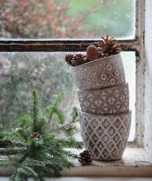 СЕРЫЙ КЕРАМИЧЕСКИЙ ЦВЕТОЧНЫЙ ГОРШОК С КОРИЧНЕВЫМ УЗОРОМ КРЫШКИ