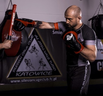 Боксерские перчатки весом 10 унций с системой защиты запястий