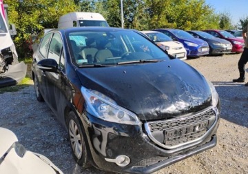 Peugeot 208 I 2015 Peugeot 208 2015r, 1.6 HDI. Uszkodzony przod. Pali. 1.6 Diesel 90KM, zdjęcie 1