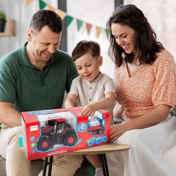 ТРАКТОР ФЕРМЕРА БЕГАЕТ И ВЫПУСКАЕТ МЫЛЬНЫЕ ПУЗЫРЬИ ИЗ ДЫМОХОДА ТРАКТОР С ПРИЦЕПОМ