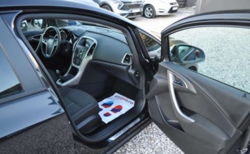 Opel Astra J Hatchback 5d 1.4 Turbo ECOTEC 140KM 2012 Opel Astra 1.4 Benzyna Xenon Tempomat Cz. parkowania Klimatyzacja 1.4 140KM, zdjęcie 14