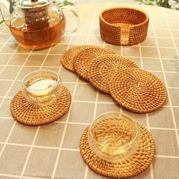 КРУГЛЫЕ ТАРЕЛКИ ИЗ РОТАНГА, КОФЕЙНЫЕ УКРАШЕНИЯ, ЧАЙНЫЕ ЧАШКИ, ИЗ НАТУРАЛЬНОЙ ТКАНИ.