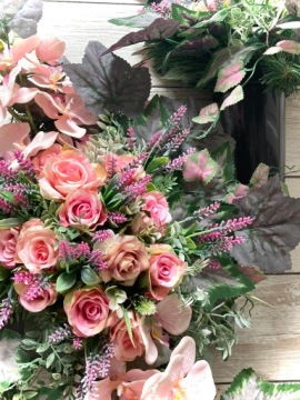 Украшение могилы, кладбищенский букет, фиолетовый вереск.