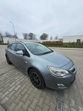 Opel Astra J Sports Tourer 1.7 CDTI ECOTEC 110KM 2011 Opel Astra Klimatyzacja - 1.7cdti - 2011r