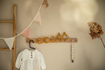 Любая надпись из верёвки, назовите 5 букв, привет.