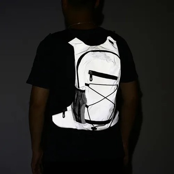 Светоотражающий спортивный рюкзак емкостью 8 литров.