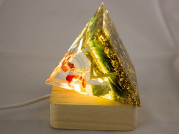 СВЕТЯЩАЯСЯ СВЕТОДИОДНАЯ USB ПОДСТАВКА ДЛЯ ФИГУР ПИРАМИДА, ПОДСВЕТКА, 6х6 см