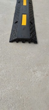 Защитный порог для кабелей