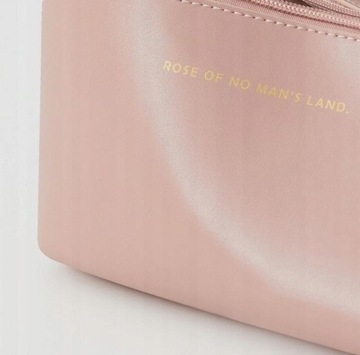 Большая женская дорожная косметичка из бежевой кожи.