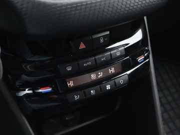 Peugeot 2008 I SUV Facelifting 1.2 PureTech 82KM 2017 Peugeot 2008 1.2 PureTech, Salon Polska, zdjęcie 15