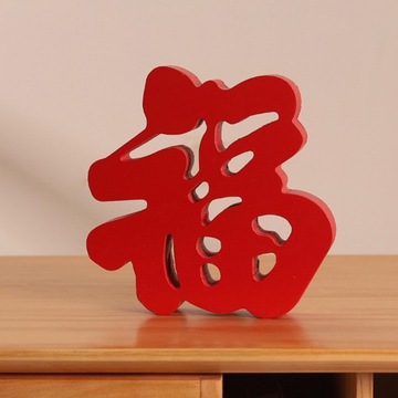 Традиционное китайское украшение счастья. Красный персонаж Фу. Резьба по дереву.