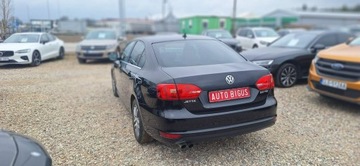 Volkswagen Jetta VI Sedan 2.0 TDI CR DPF 140KM 2013 Volkswagen Jetta automat mały przebieg, zdjęcie 4