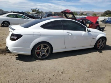 Mercedes Klasa C W205 2013 Mercedes-Benz Klasa C 63 AMG 2013 6.2l 6.2 Benzyna 451KM, zdjęcie 3