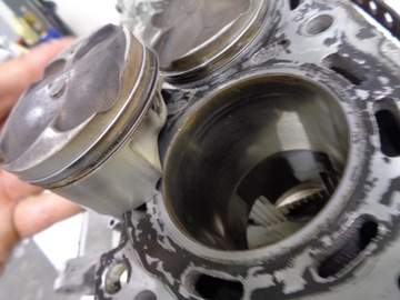 Suzuki GSX-R 600 K1 K2 K3 Картеры Поршни Блок двигателя