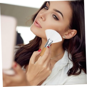 2 кисти для пудры. Кисть для макияжа. Кисть для хайлайтера. Веерная кисть.