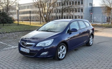 Opel Astra J Sports Tourer 2.0 CDTI ECOTEC 160KM 2010 Opel Astra 2,0CDTI (160KM) 196 tys. km Bezwypadkowy 2.0 Diesel 160KM