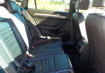 Volkswagen Passat B8 Variant Facelifting 2.0 TDI SCR 150KM 2022 Volkswagen Passat R-line Okazja 2.0 Diesel 150KM, zdjęcie 19