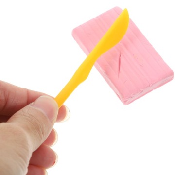 1 набор пластилина для подростков.