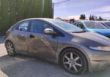 Honda Civic VIII Hatchback 3d 2.2 i-CTDi 140KM 2007 Honda Civic 2007r, 2.2 CDTI. Delikatnie przetarty prawy bok. Jezdzi. 2.2, zdjęcie 17