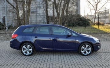 Opel Astra J Sports Tourer 2.0 CDTI ECOTEC 160KM 2010 Opel Astra 2,0CDTI (160KM) 196 tys. km Bezwypadkowy 2.0 Diesel 160KM, zdjęcie 4