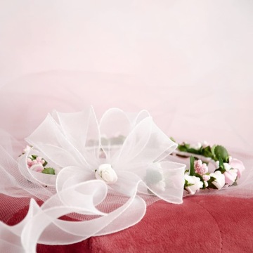 Wianek komunijny z piankowych kwiatków róż biel