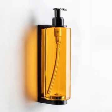 Настенный держатель для бутылок из черного пластика.