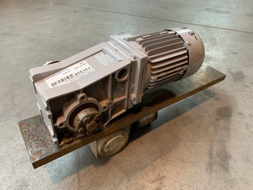 Мотор-редуктор LENZE GKR 04-2M