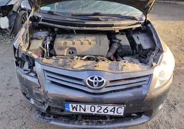 Toyota Auris I Hatchback 1.6 Valvematic 132KM 2010 Toyota Auris 2010r, 1.6Benzyna. Uszkodzony przod i lewy bok. 1.6 Benzyna, zdjęcie 5