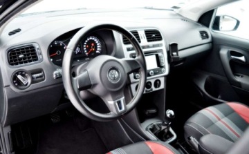 Volkswagen Polo V Hatchback 5d 1.2 70KM 2012 Volkswagen Polo Nawigacja, Czujniki parkowania, Podgrzewane fotele 1.2 70KM, zdjęcie 22