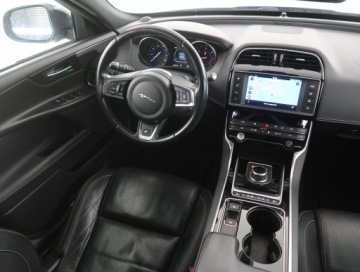 Jaguar XE Sedan 2.0 i4 180KM 2017 Jaguar XE 20d, 177 KM, Automat, Skóra, Navi, zdjęcie 6