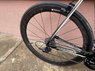 Полностью карбоновый шоссейный велосипед, Cannondale Supersix, карбоновые колеса.
